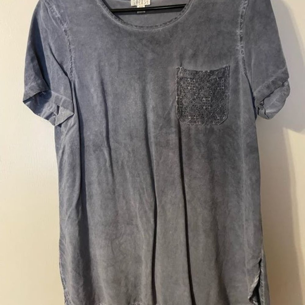 Short sleeve, blue top with lace pocket